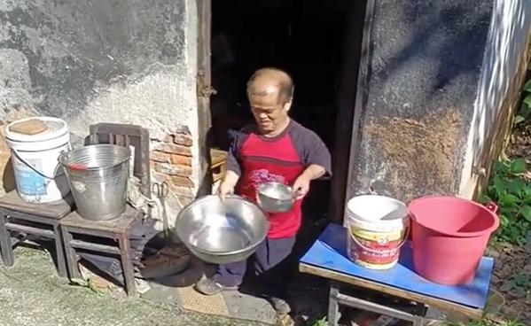DƬ